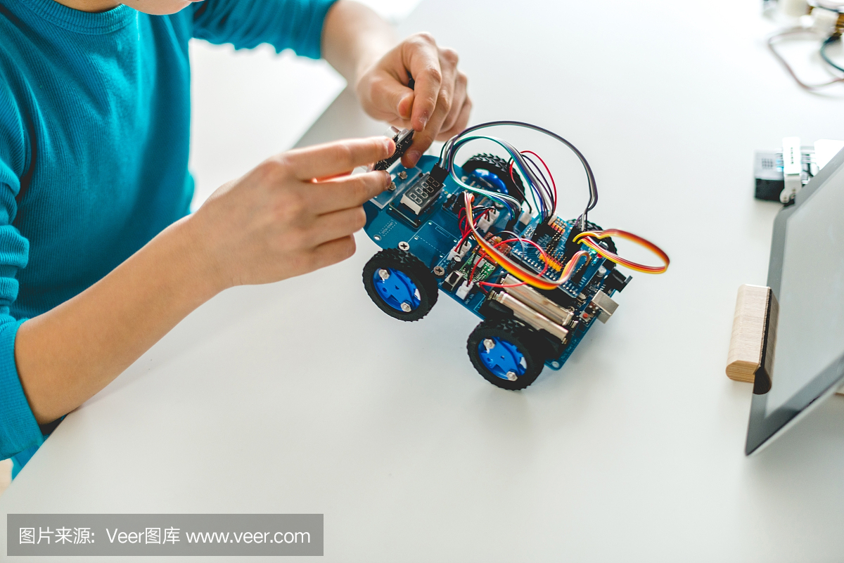 為學(xué)校作業(yè)制造機器人車